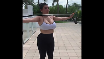 Latina De 18 Ans Avec De Gros Seins Et Un Cul Moelleux