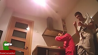 Ein Schneller Fick Während Der Mahlzeit In Einem Rauen Amateur-Video