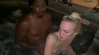 Interracial Par Har Ett Lustigt Möte I Bubbelpoolen Med Blondinen Victoria Gracen.